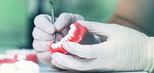 ruchome protezy zębowe